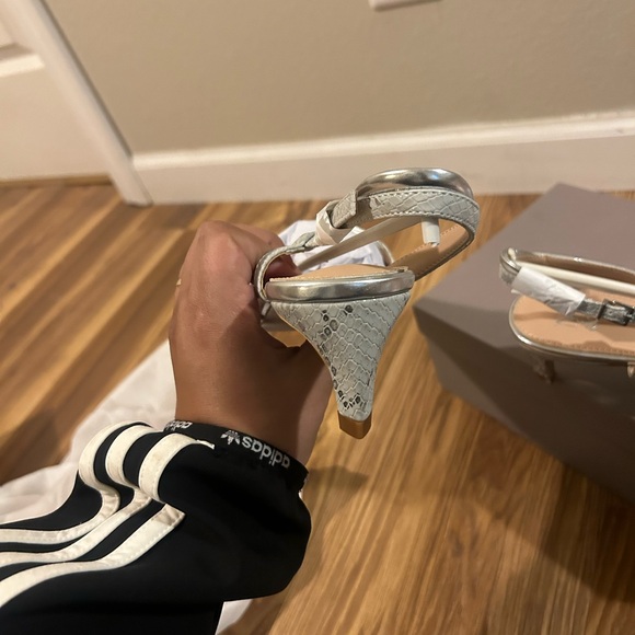 Elegant Snakeskin Slingback Heels - Picture 5 of 6